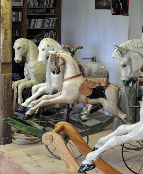Restaurering av gamla Gemla gunghästar, karusellhästar & möbler i ädelt  i trä  - Denis Gavois Le Rocking Horse