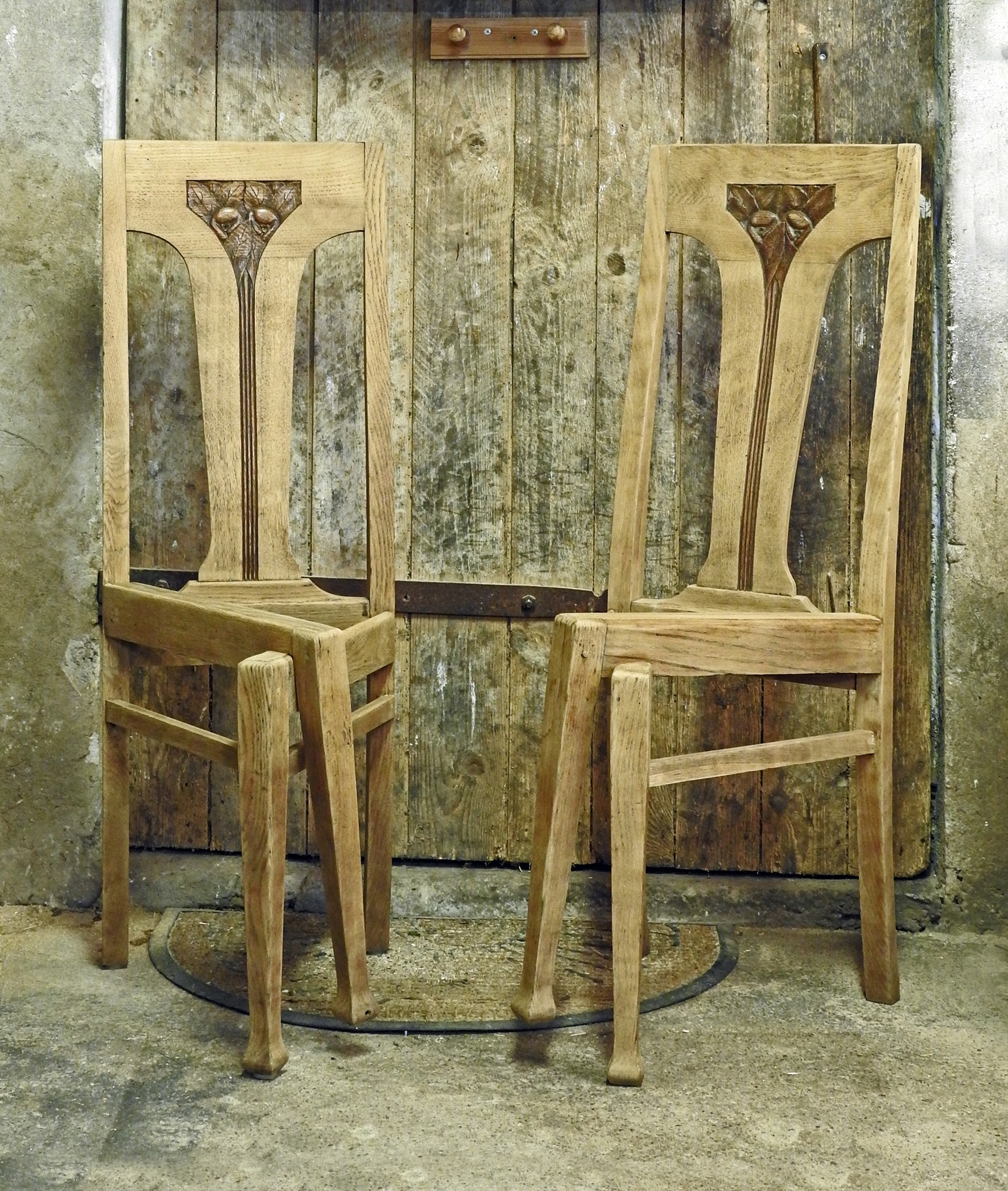 Specialdesign av två stolar i ek "Dialog" 