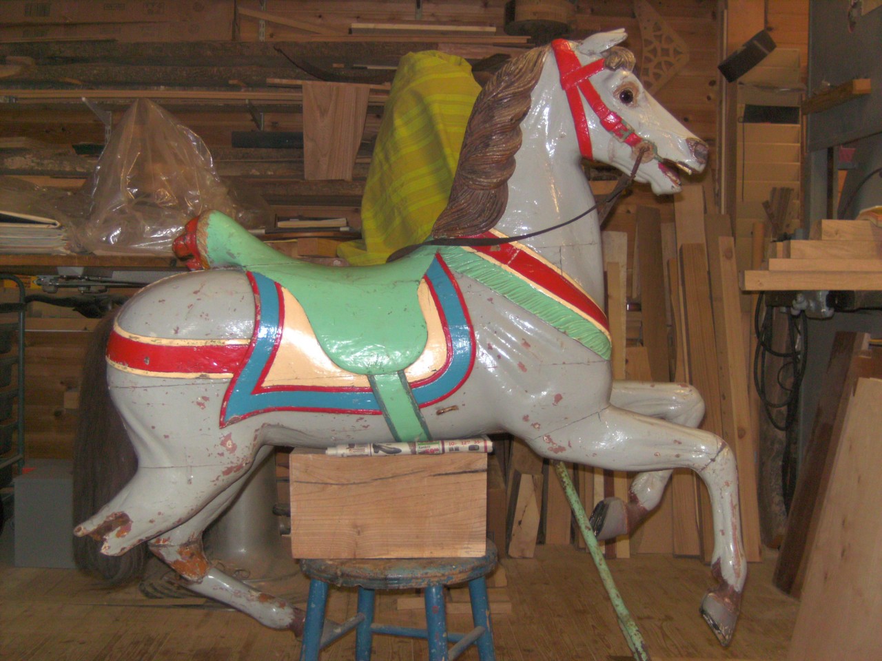 Restaurering av karusellhäst i trä
